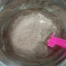 Masukkan campuran terigu dan coklat bubuk. Aduk balik sampai tercampur rata.