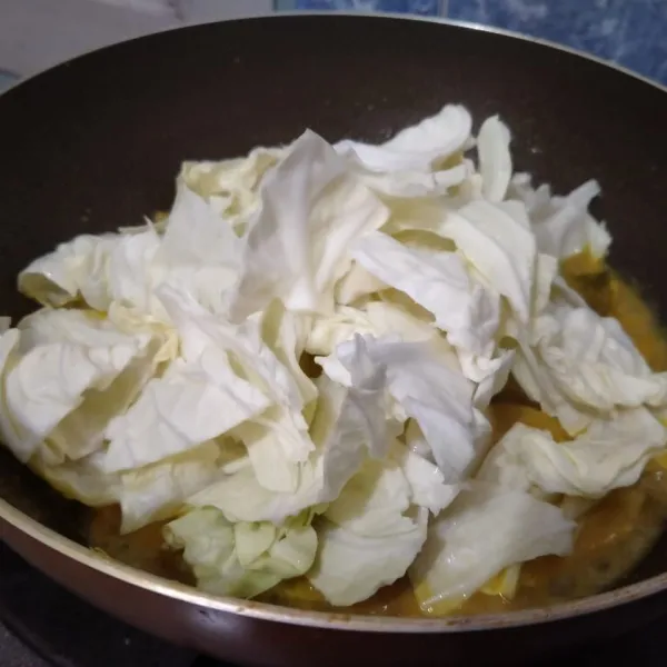 Masukkan kol. Masak hingga kol layu.