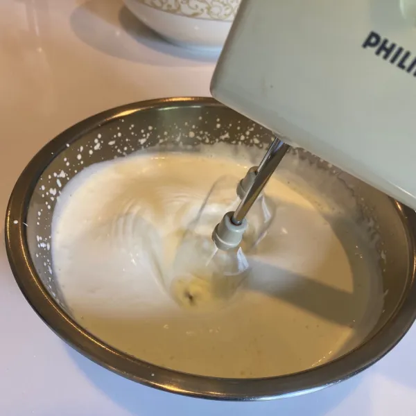 Campur gula dan heavy cream, lalu whisk dengan mixer hingga jadi foam (5-8 menit).