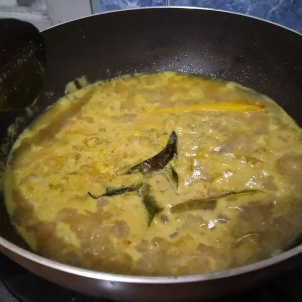 Lalu tuang secukupnya air. Biarkan mendidih dan daging empuk.