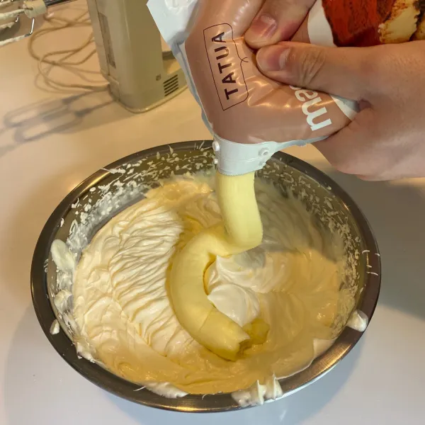 Tambahkan mascarpone cheese, lalu whisk dengan mixer hingga jadi foam (5 menit).