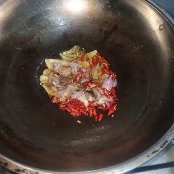 Masukkan 4 sdm minyak goreng. Tunggu hingga minyak panas dan masukkan cabai merah keriting, bawang merah dan bawang putih. Tumis hingga harum.