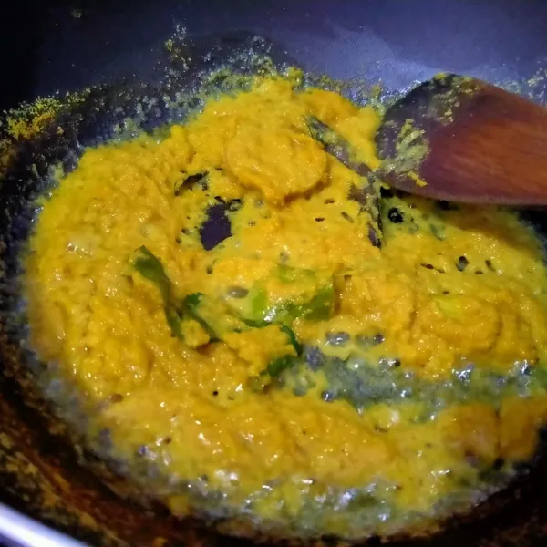 Tumis bumbu halus bersama serai, daun salam, daun jeruk, lengkuas hingga matang.
