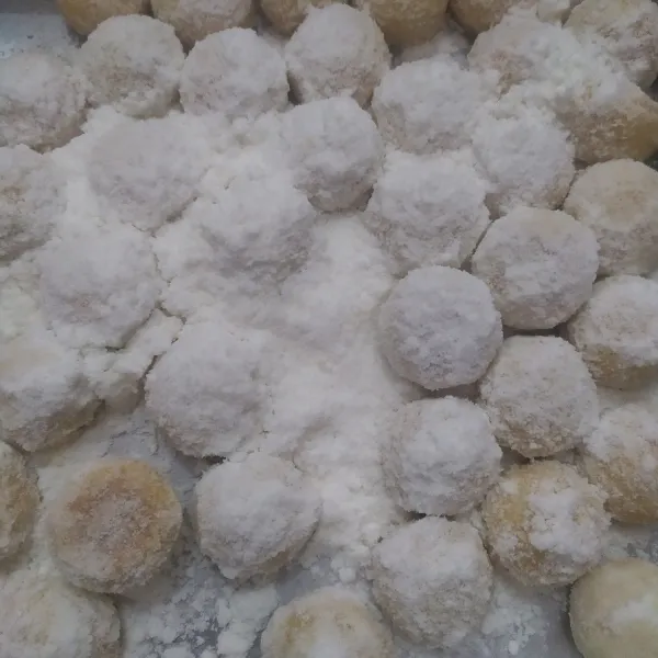 Lalu taburi dengan gula donat. Ketika menyusun di toples taburi kembali dengan gula donat. Tutup rapat setelah kue benar-benar dingin.