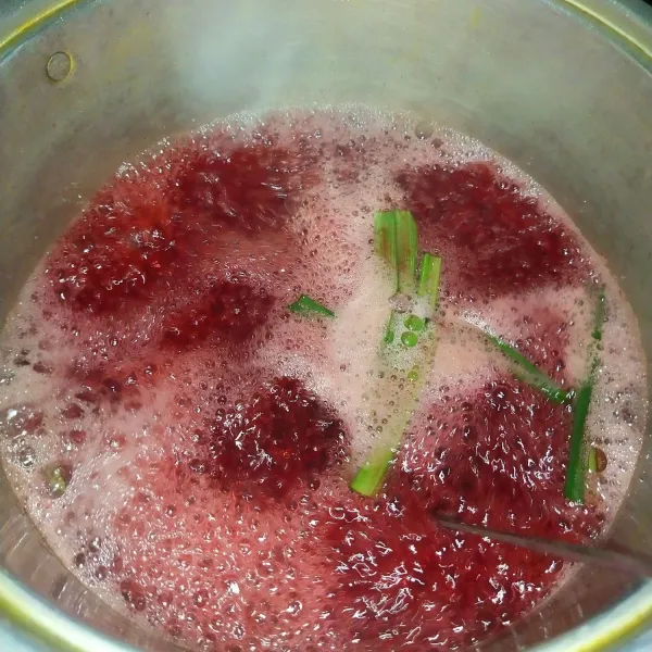 Masak hingga mendidih. Jika sudah mendidih, diamkan hingga benar-benar dingin.