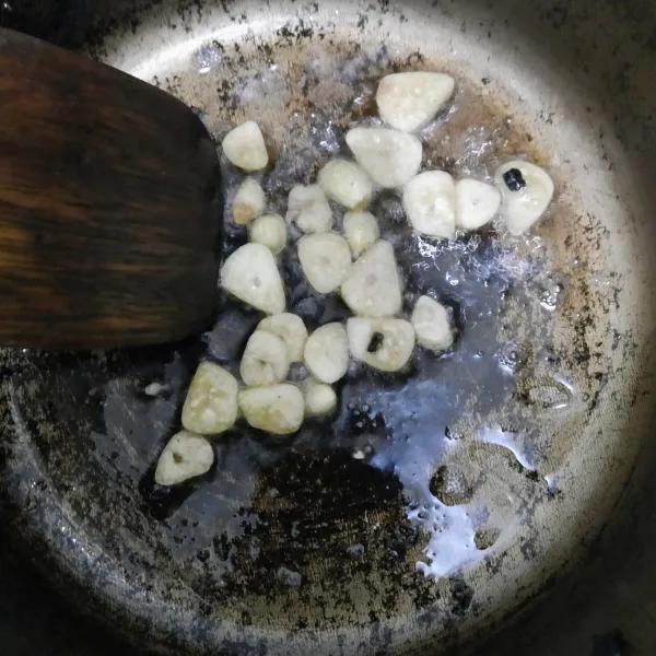 Panaskan 1 sdm minyak, tumis 3 buah bawang putih yang telah diiris hingga harum.