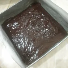 Masukkan kedalam loyang ukuran 20x20 yang sudah dialasi kertas roti.