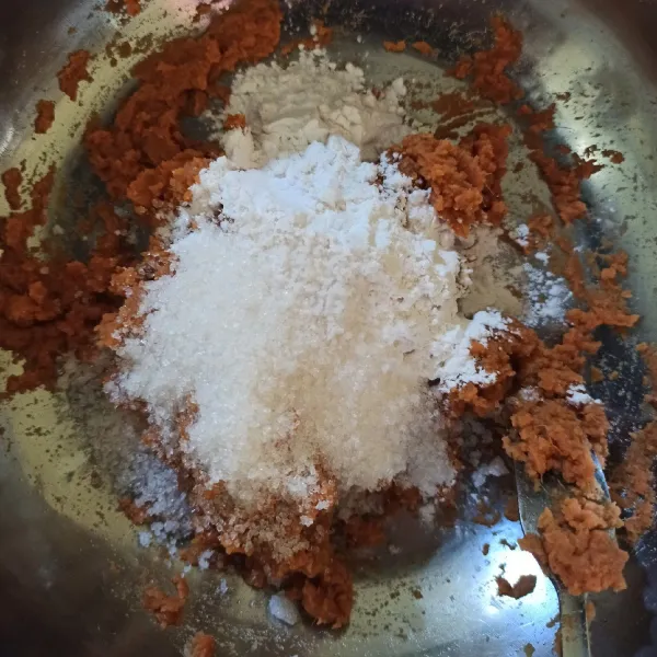 Tambahkan tepung sagu, gula pasir, dan garam secukupnya.