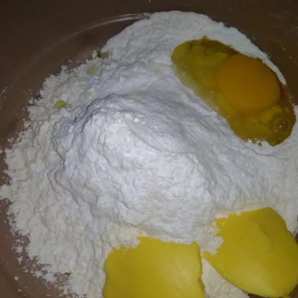 Campur tepung terigu, gula halus, margarin dan telur. Aduk rata.