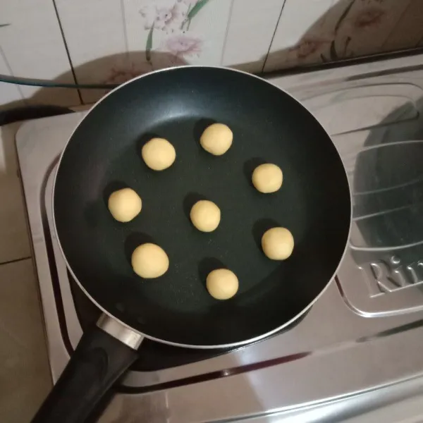 panaskan teflon olesi margarin, gunakan api kecil cenderung mati. masukkan adonan lalu tutup teflon