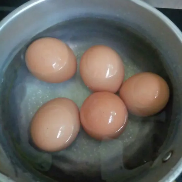 rebus telur ayam sampai matang jangan sampai masih ada yang belum matang seutuhnya
