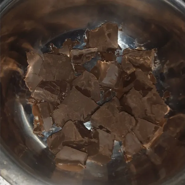 Lelehkan coklat compound dengan cara ditim.