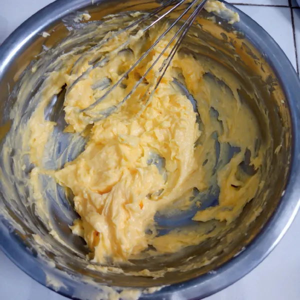 Kocok margarin, butter, gula halus dan vanili sebentar saja.