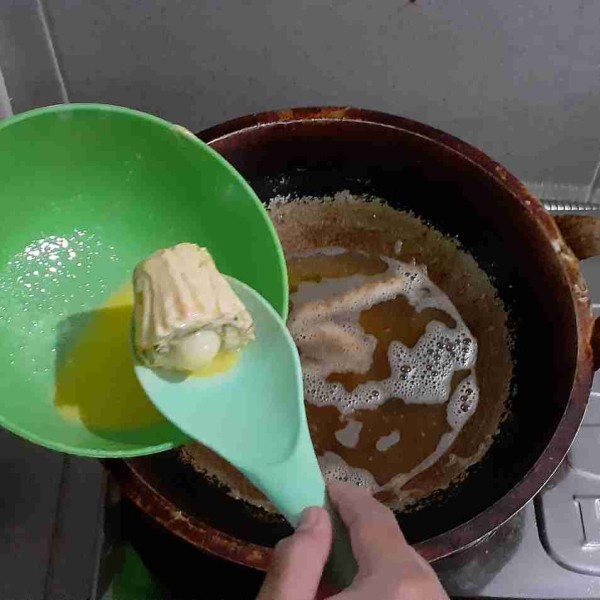 Setelah matang, balur dengan telur lalu goreng hingga kecoklatan.