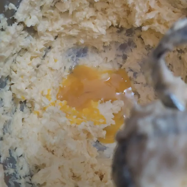 Mixer margarin dan mentega sampai lembut selama 1 menit. Tambahkan kuning telur, mixer sebentar.