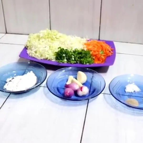 Iris-iris sayur, bawang dan cabai.