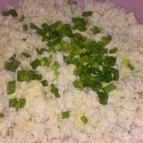 Masukan singkong parut garam dan irisan daun bawang aduk sampai tercampur rata dan singkong tidak bergerindil.