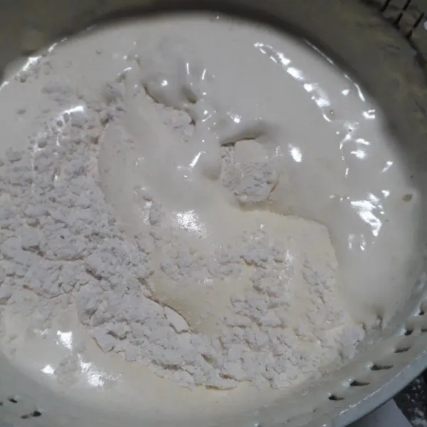 Masukkan bahan kering setengah bagian,aduk balik dengan spatula.