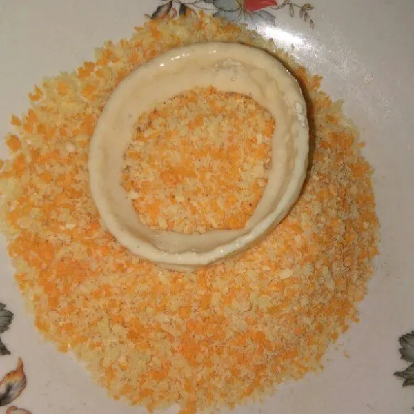 Gulingkan ke tepung roti.