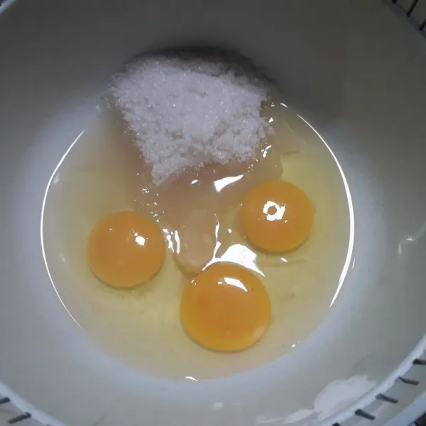 Dalam wadah masukkan telur,gula pasir dan cake emulsifier.