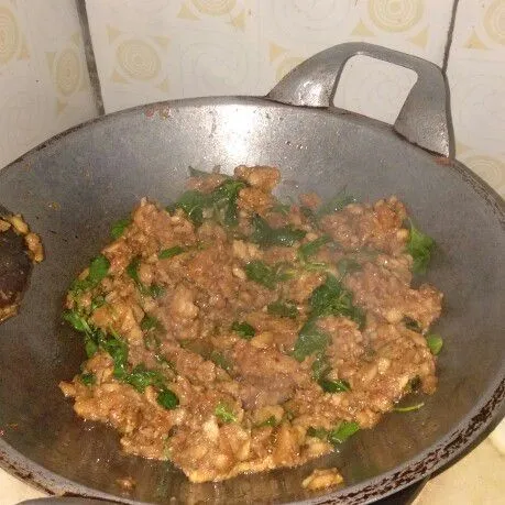 Haluskan bawang merah, bawang putih, kencur dan rawit. Hancurkan tempe tumis sampai bumbu matang masukan kemangi, garam,penyedap dan kemangi aduk sampai kemangi layu.