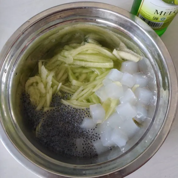 Kemudian campurkan biji selasi yang sudah di rendam air panas dan tambahkan sirup rasa melon sesuai selera.
