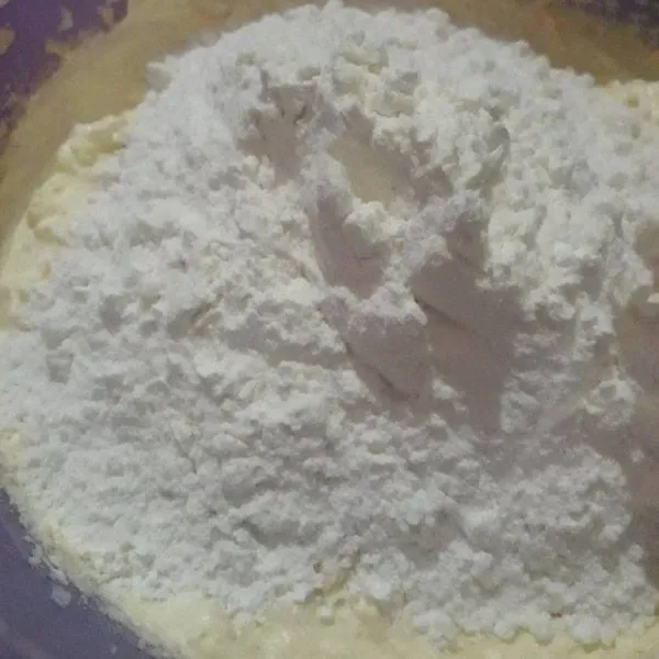 Masukkan putih telur yang sudah dikocok, tepung terigu, tepung maizena, kocok hingga rata
