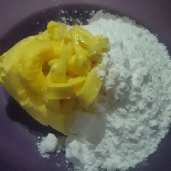 Masukkan mentega, butter, gula halus sampai mengembang