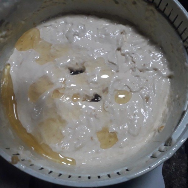 Masukkan minyak goreng,aduk dengan spatula hingga tidak ada minyak yang mengendap di dasar wadah.