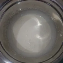 Kocok telur dan gula sampai gula benar-benar larut. Saya kocok 8 menit menggunakan mixer kecepatan tinggi.