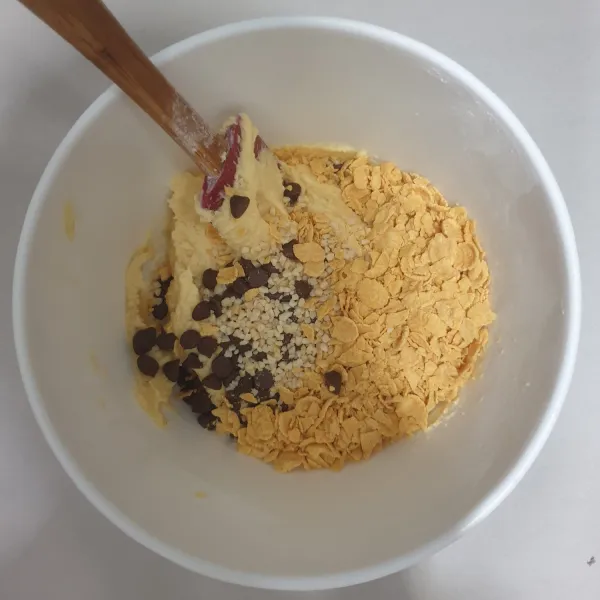 masukan Chocolate Chips, cornflakes, Dan almond Cincang