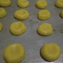 Bulatkan adonan dan tekan dengan jari.