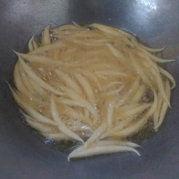 Selanjutnya goreng adonan dengan api sedang, jangan diaduk kalau adonan masih basah karena bisa hancur. Dan goreng sampai kering dan matang.