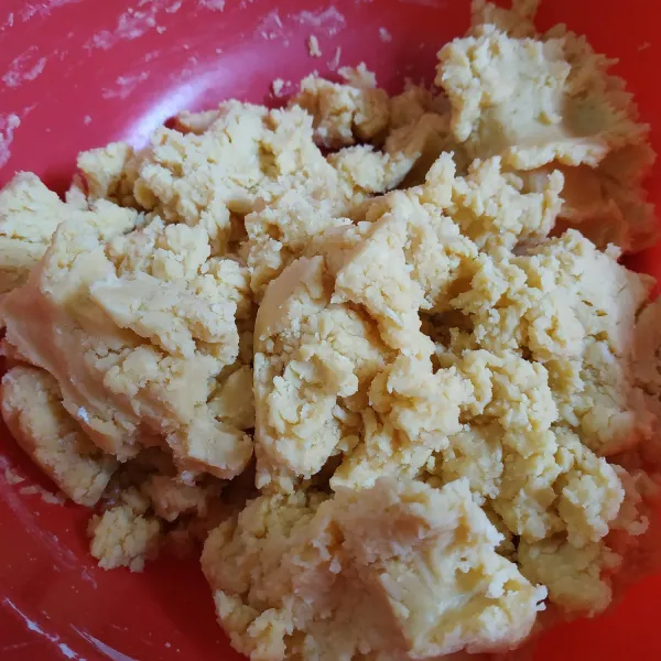 Selanjutnya masukkan tepung terigu, maizena dan susu bubuk aduk hingga tercampur rata.