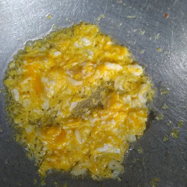 bawang putih sudah harum,masukkan telur..masak hingga matang