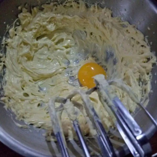 Mixer margarin sampai pucat, lalu tambahkan kuning telur, kemudian mixer lagi sampai rata.
