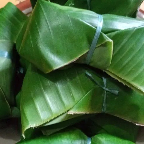 Bungkus adonan lepet dengan daun pisang ikat dengan tali rafia. Kukus kembali sampai daun pisang layu kurang lebih 10 menit