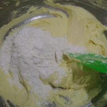 Masukkan campuran tepung terigu, tepung maizena, susu bubuk, dan baking powder aduk hingga rata dengan spatula, simpan di kulkas sebentar sebelum dibentuk.