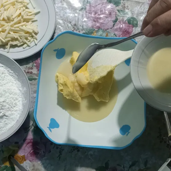 aduk rata susu dan mentega