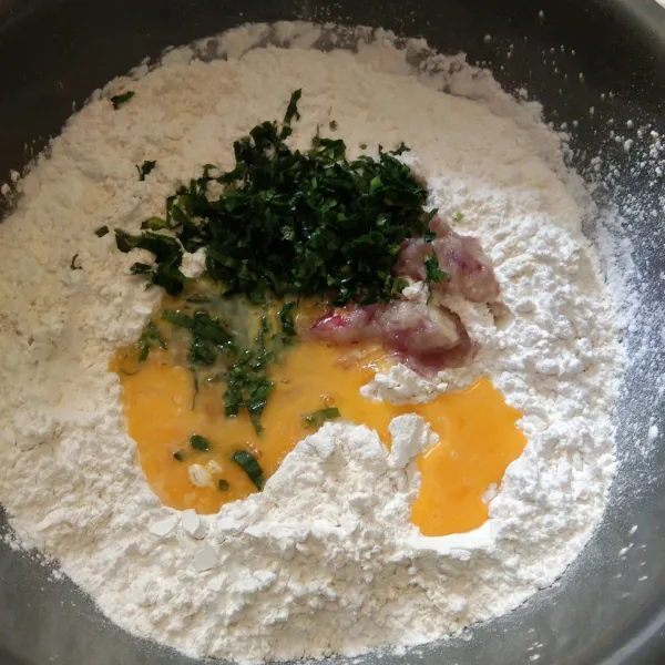 Masukkan tepung terigu, tepung kanji, telur 2 butir, daun bawang dan seledri.