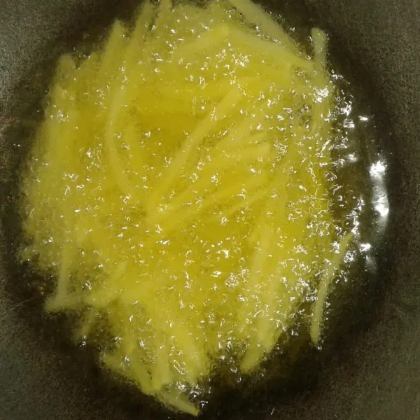 Goreng kentang. Saat kentang mulai setengah kering, kecilkan api (agar awet renyah). Teruskan menggoreng sampai kentang kering