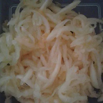 Cuci bersih blewah, serut memanjang taruh di wadah.