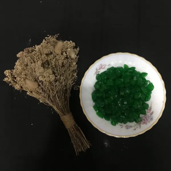 cuci kolang kaling terlebih dahulu, lalu potong menjadi bentuk dadu, masukkan kedalam panci, berikan air dan gula, kemudian rebus kolang kalong agar empuk selama 15 menit ( boleh beri pewarna makanan agar lebih menarik)