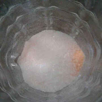 Masukkan gula dan nutrisari dalam gelas.