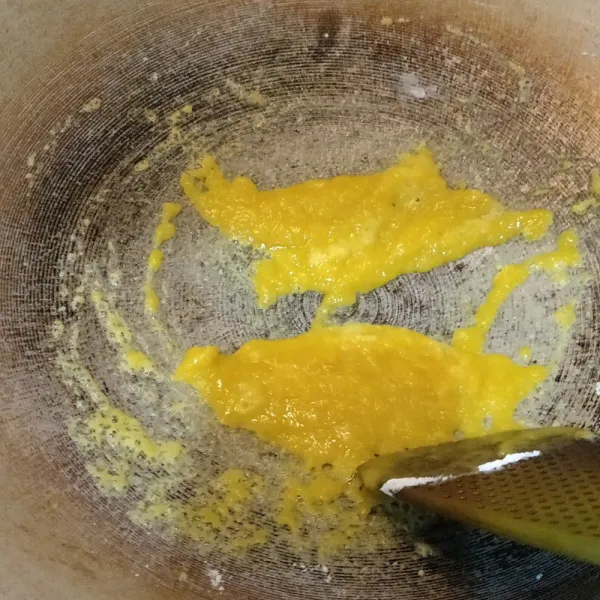 Creamy Sauce : Cairkan mentega, kemudian tambahkan tepung terigu. Aduk rata