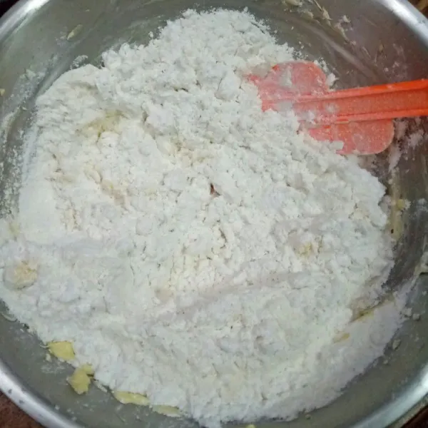 Tambahkan tepung terigu, tepung maizena, gula halus, susu bubuk, dan baking powder yang sudah diayak sebelumnya.