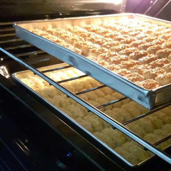 Panggang dalam oven suhu 140 derajat celcius sampai kuning keemasan/matang. Angkat saat keju di atasnya keliatan kering keemasan dan bagian bawah kue kecoklatan.
