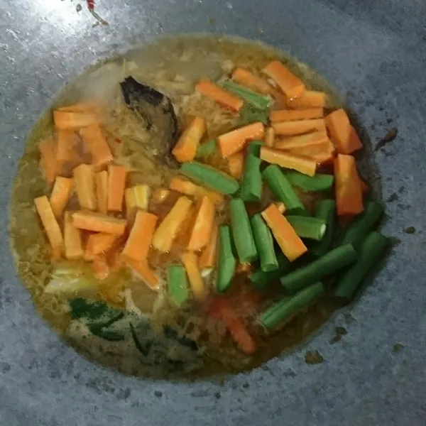 Setelah air mendidih mendidih, masukkan wortel dan buncis. Masak sampai setengah empuk.