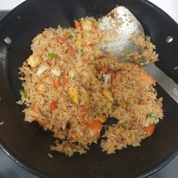 aduk rata, sajikan Nasi Goreng USA dengan telur ceplok dan pelengkap lainnya. Yummy