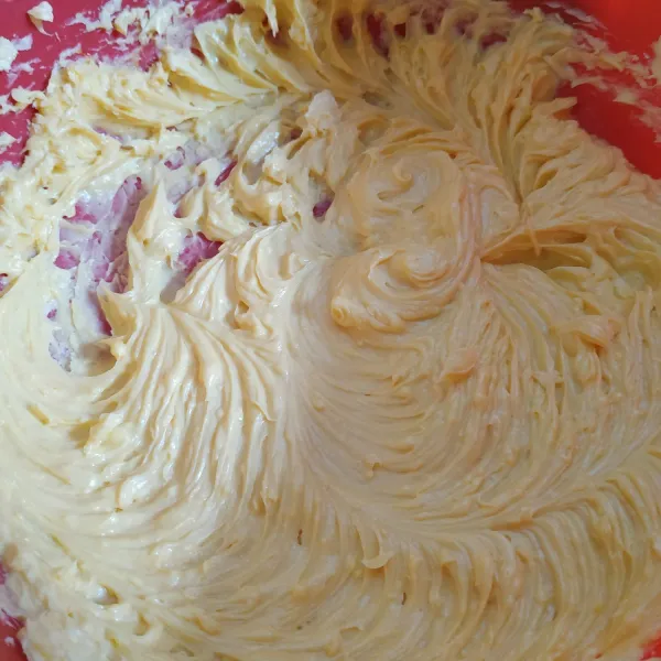 Siapkan wadah, masukkan gula, margarin dan kuning telur mixer kurang lebih selama 1 menit.